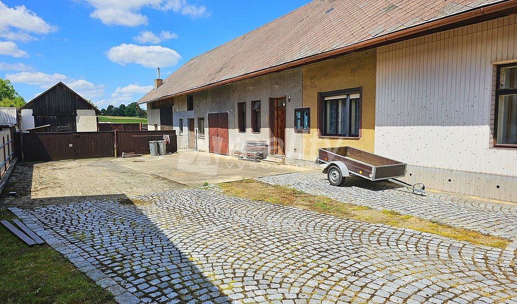 Prodej domu 310 m² s pozemkem 2 061 m², Kamenice – náhled fotky 2
