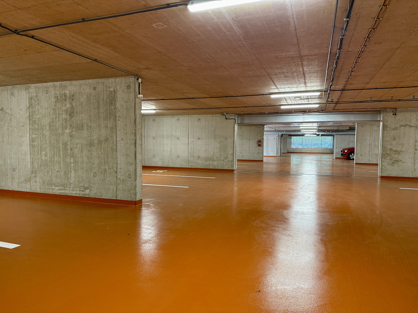 Garážové stání 18 m2 + zděný sklep 3 m2 - k dispozici ihned. – fotografie 3