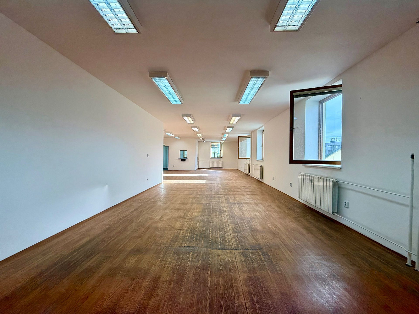 Pronájem obchodních prostor 150 m² – fotografie 2
