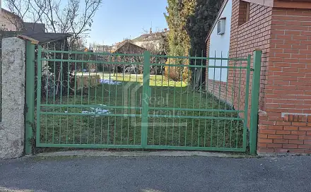 Pronájem venkovního parkovacího stání uzavřený areál, Praha 3 (ul. Pod Vrcholem), Pod vrcholem, Praha 3 - Žižkov