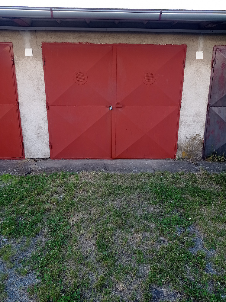 Prodej řadové garáže s elektřinou v hradci králové bezručova ulice — photo 5