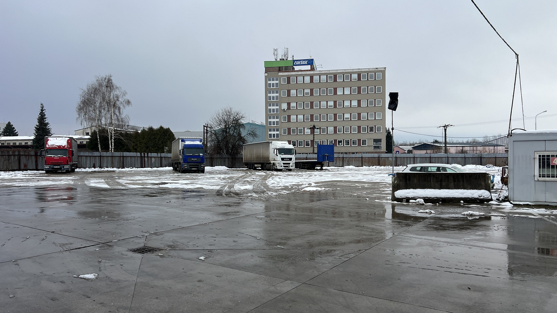 Pronájem areálu - sklady, plochy, kanceláře, obchodní prostory – pohled 3