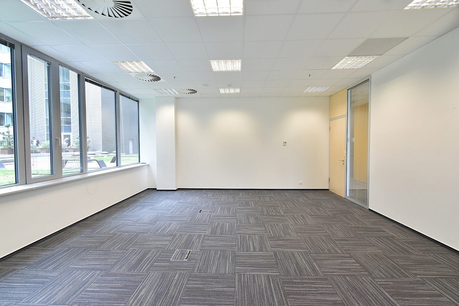 Pronájem kanceláře 142 m² – fotografie 3