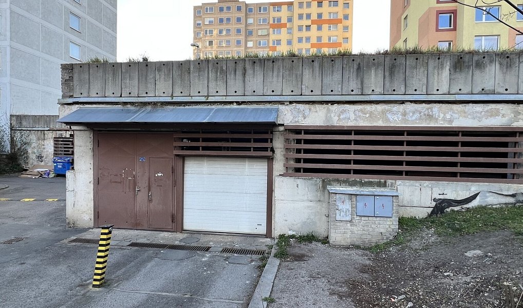 Parkovací stání v kryté garáži Praha 3, ul. Buková (2 200 Kč / měsíc), Praha – náhled fotky 4