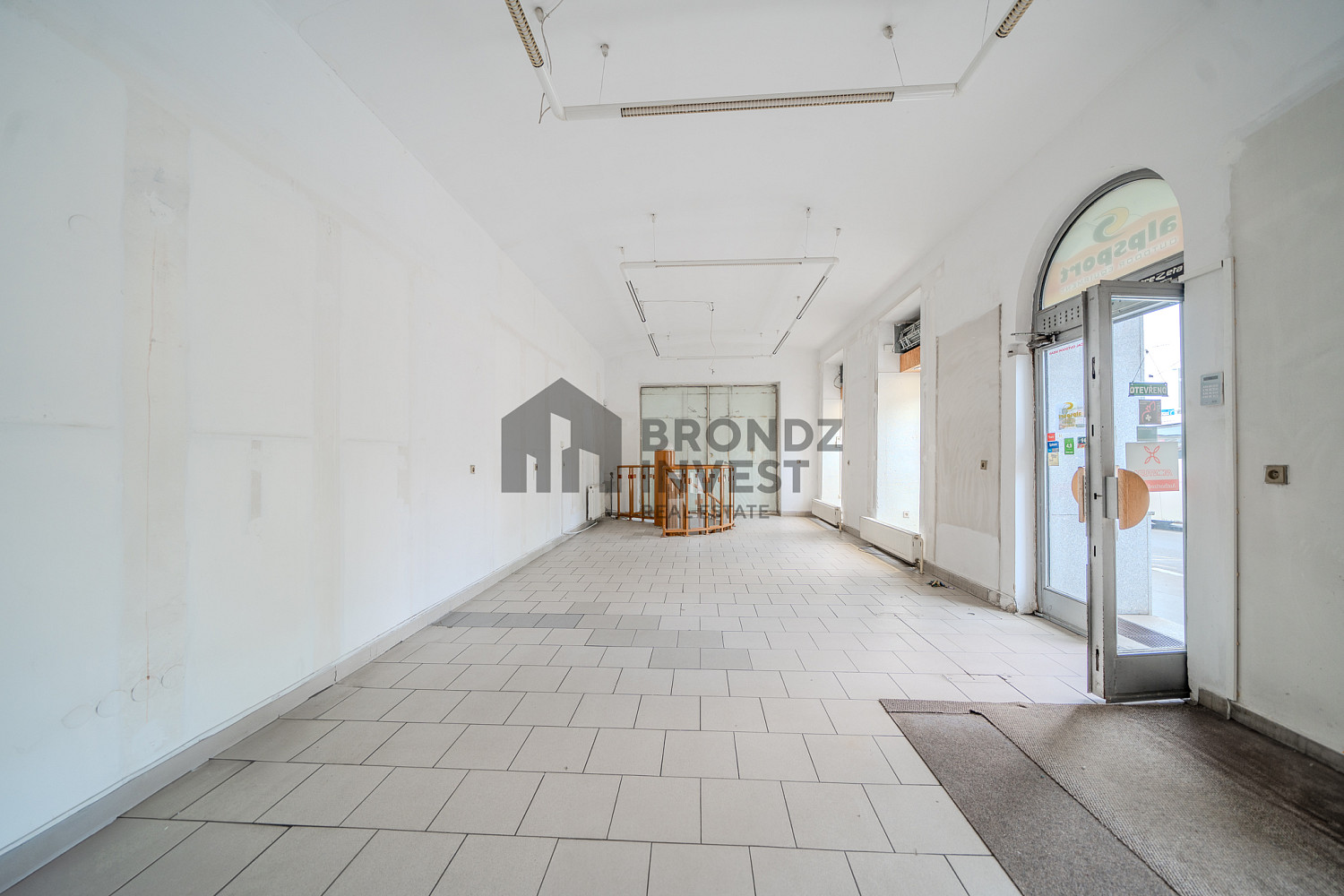 Pronájem obchodních prostor 124 m² — photo 2