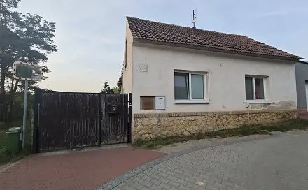 Pronájem domu 57 m² s pozemkem 530 m², Ke Stráni, Tachlovice, okres Praha-západ