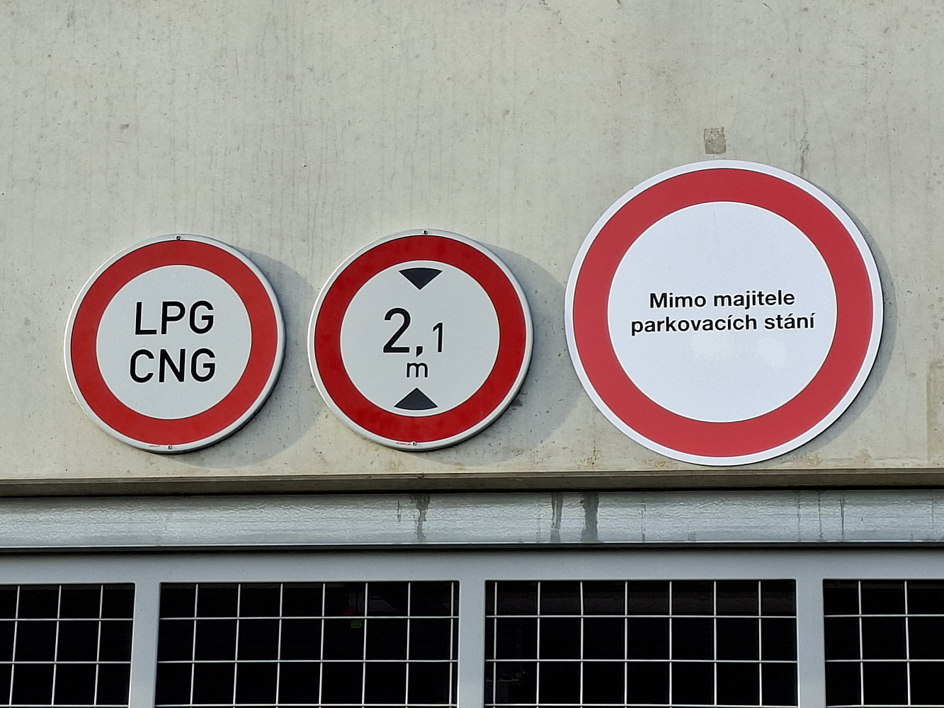 Pronájem krytého garážového stání 12,5m2, Praha 9 - ul. Bryksova – fotografie 2