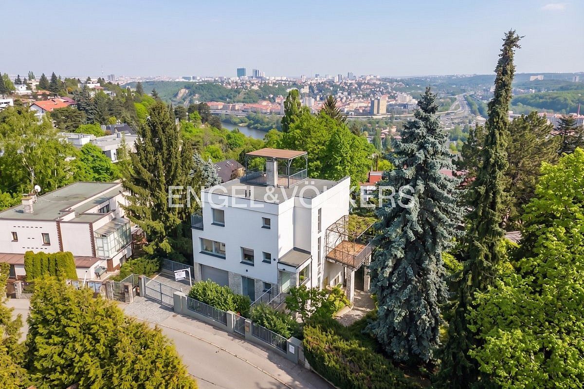 Prodej nájemního domu, činžáku 318 m²