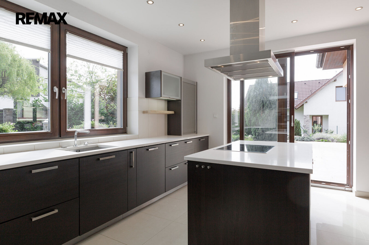 Prodej domu 260 m² s pozemkem 933 m² – pohled 3