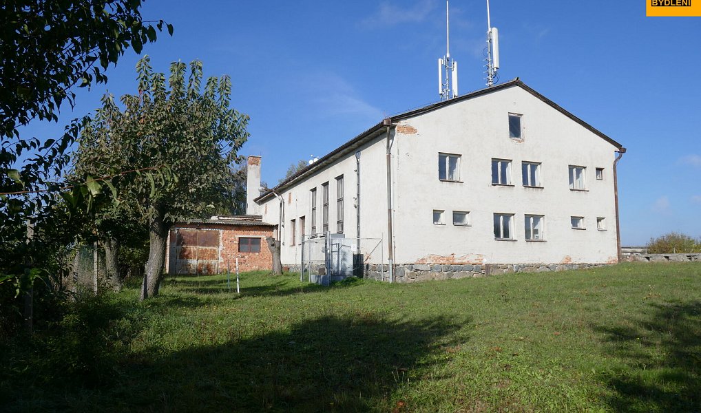 Prodej výrobních prostor 3 983 m², Moravec – fotka 1 z 31