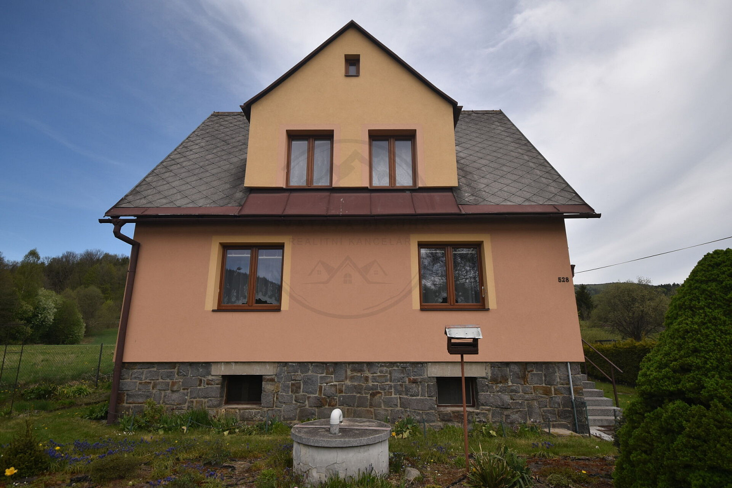 Prodej domu 210 m² s pozemkem 1 048 m²