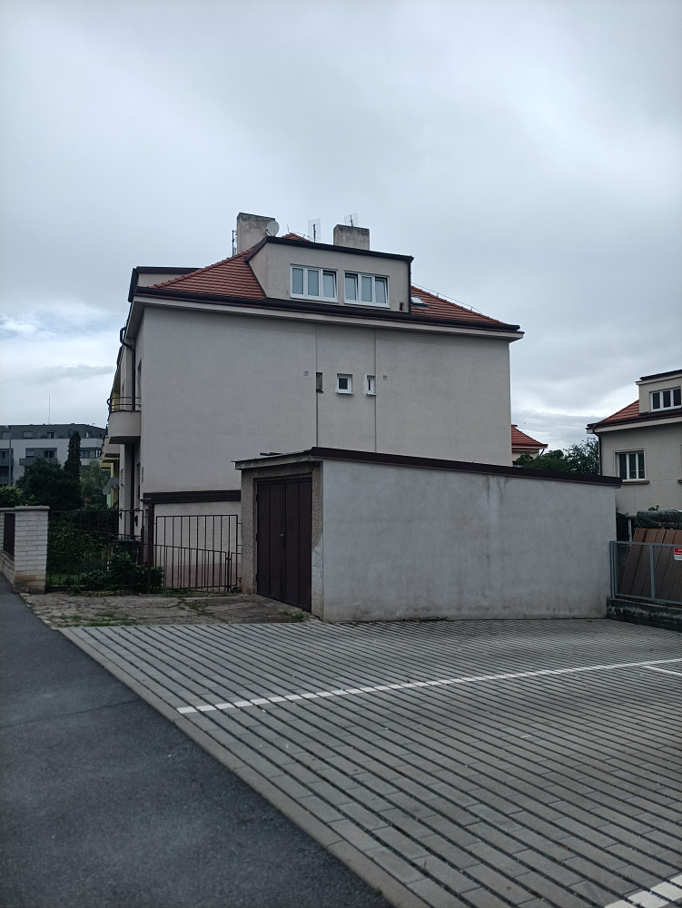 Nabízíme k prodeji garáž v klidné části obce v praze - michli — photo 2