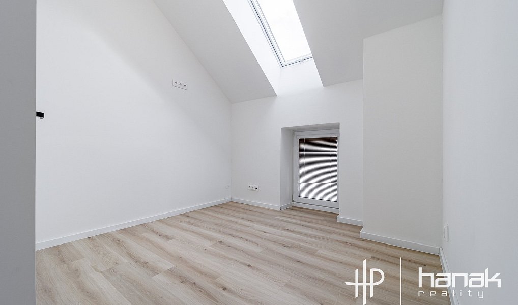 Pronájem bytu 3+kk 85 m², Velký Újezd – náhled fotky 3