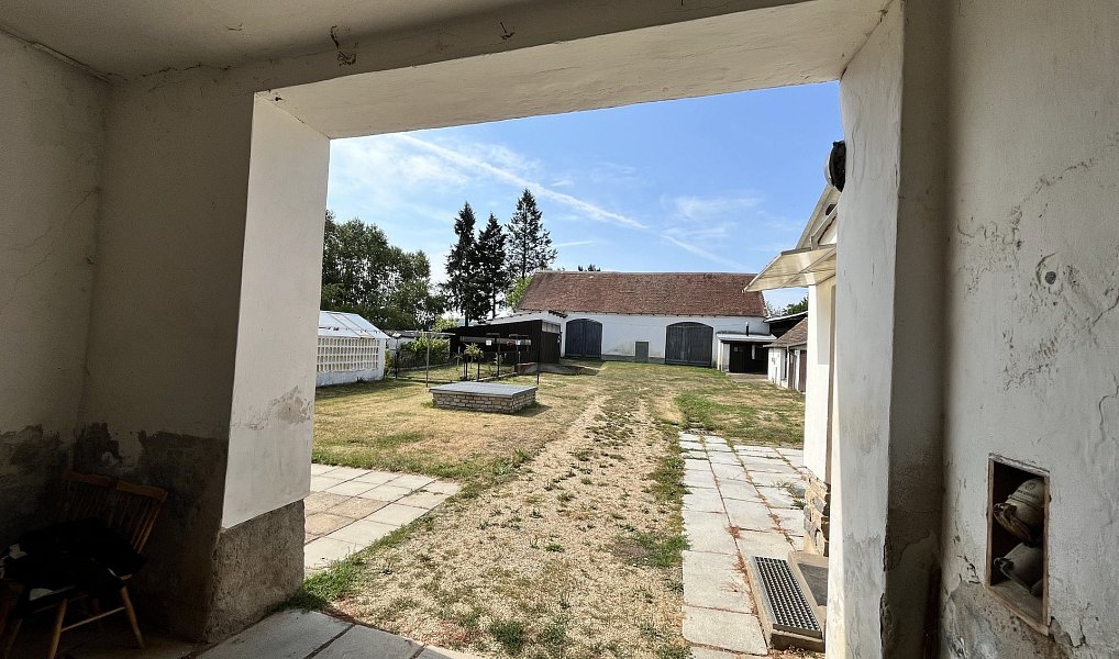 Prostorný venkovský statek v Holešicích u Dačic ideální pro bydlení, hospodaření i podnikání — foto 4