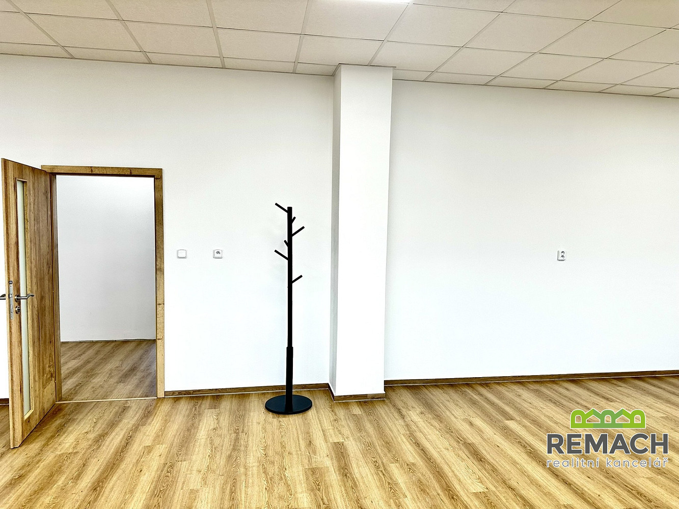 Pronájem kanceláře 500 m² – fotografie 4