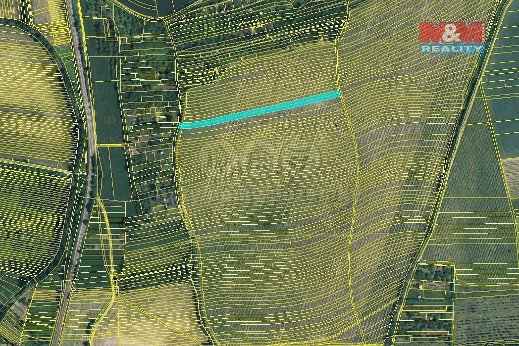 Prodej pole 1 585 m²