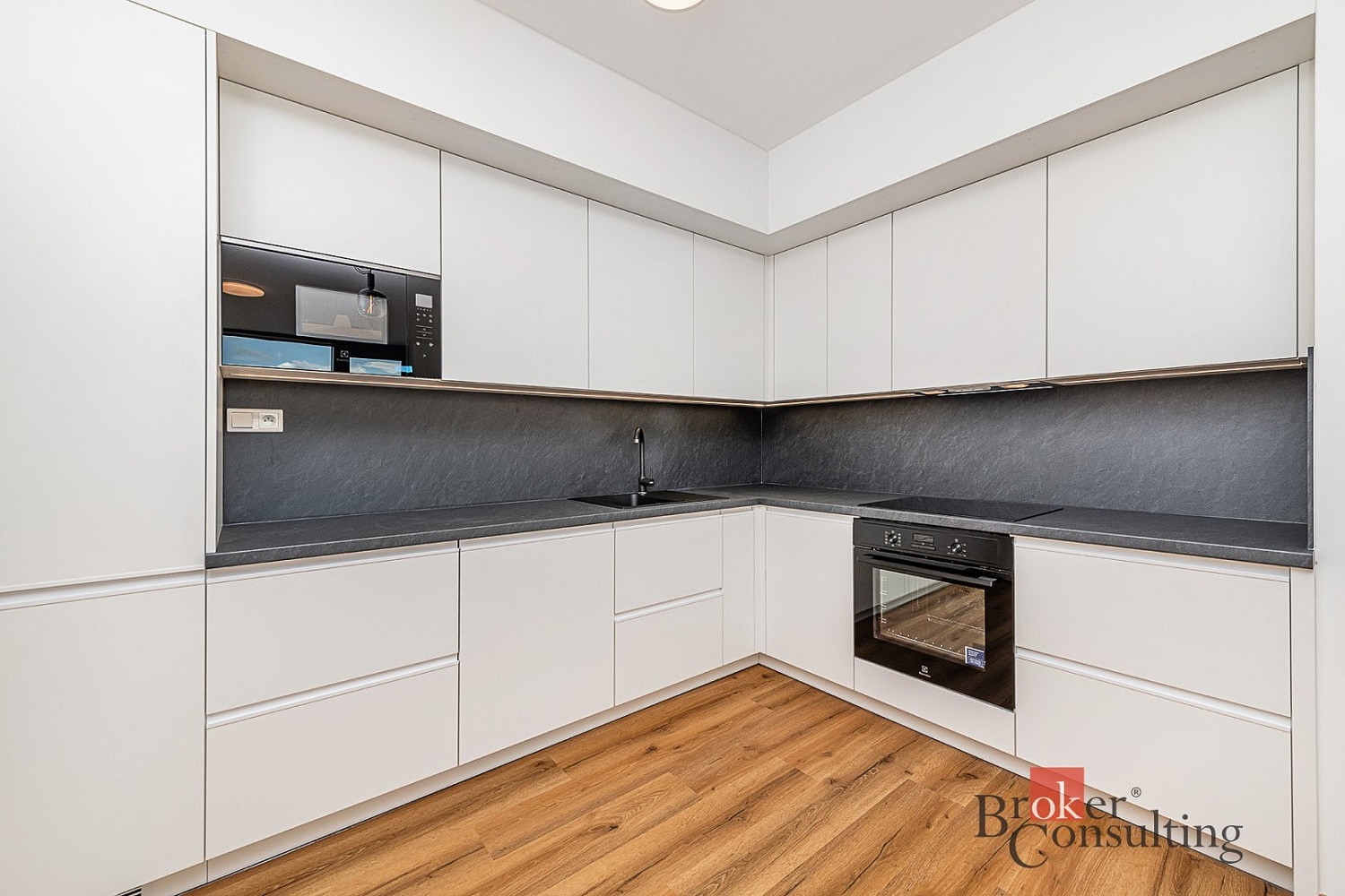 Pronájem bytu 2+kk 66 m² – fotografie 3