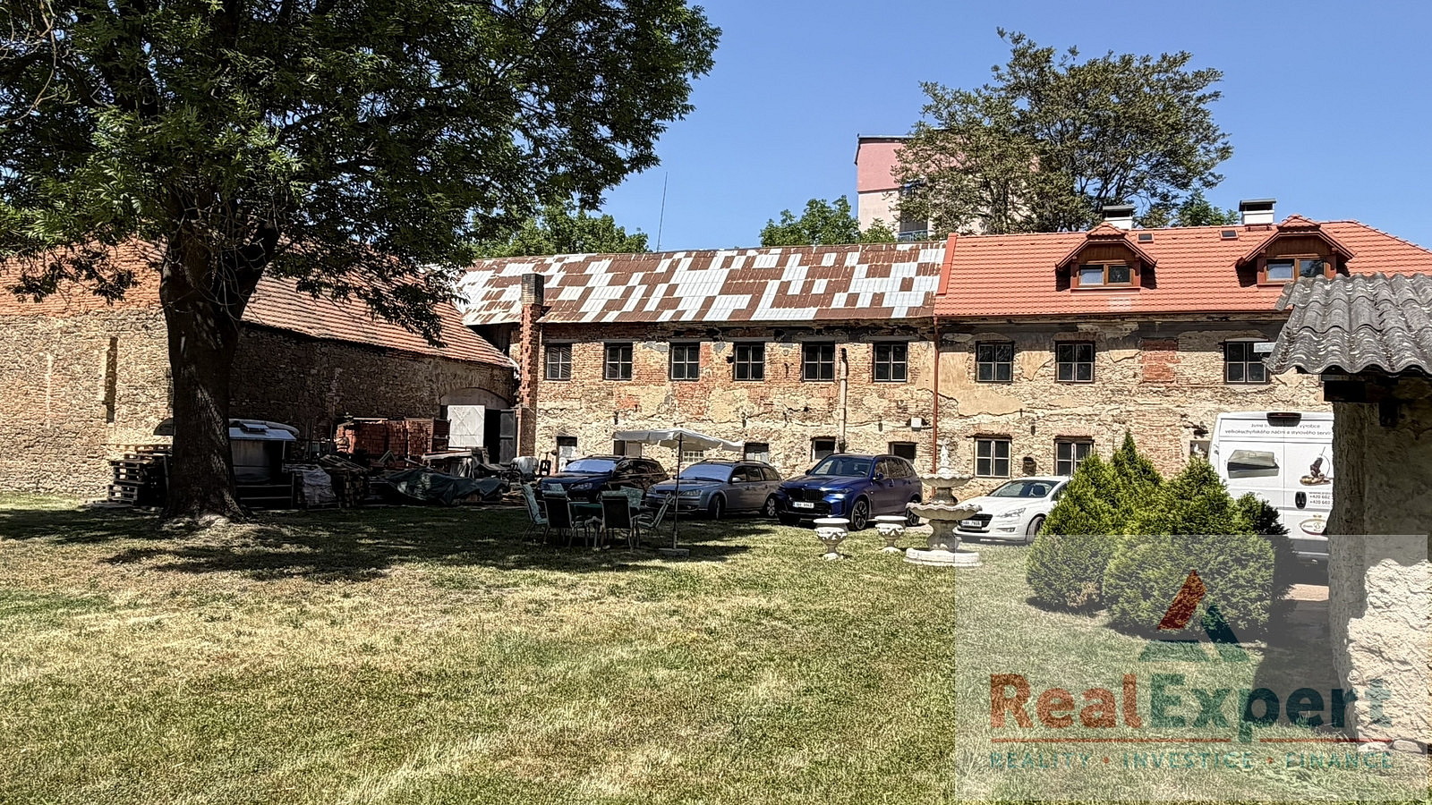 Prodej domu 950 m² s pozemkem 2 166 m²