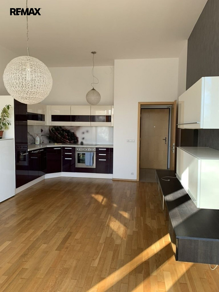 Pronájem bytu 2+kk 61 m² – fotografie 2