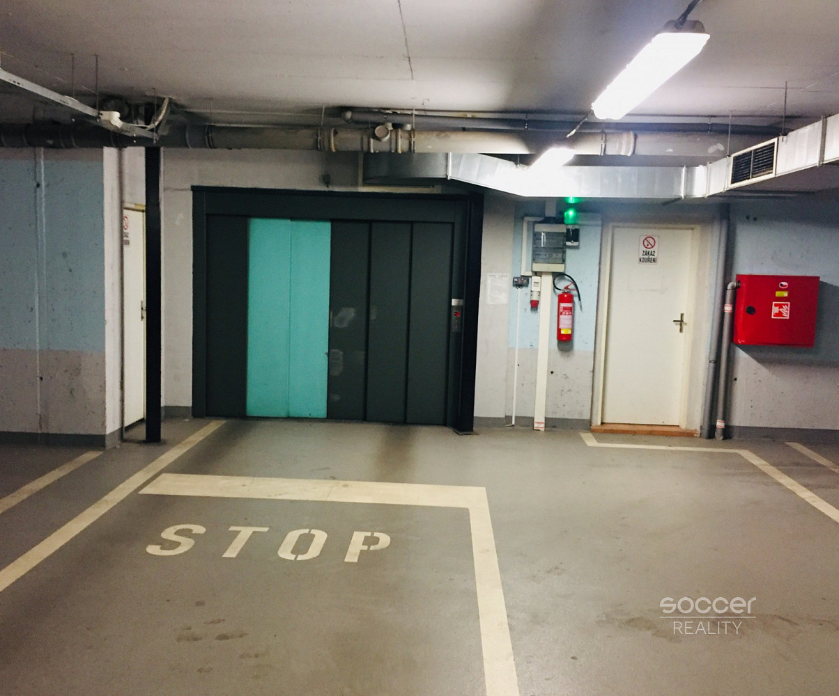 Pronájem garážového hydraulického stání, ulice Pešlova, Praha 9 - Vysočany. – fotografie 2