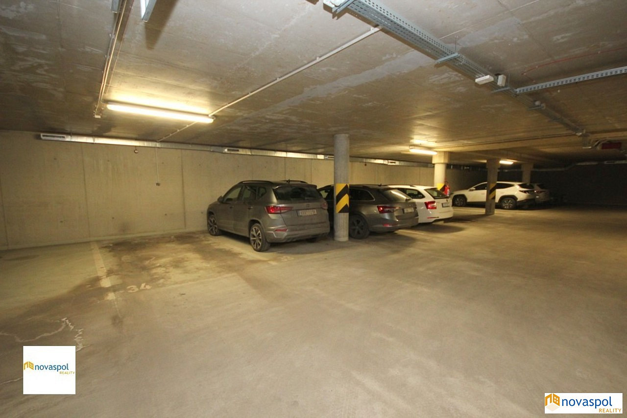 Garážové stání, Praha 9, u metra Kolbenova, ulice Strnadových
