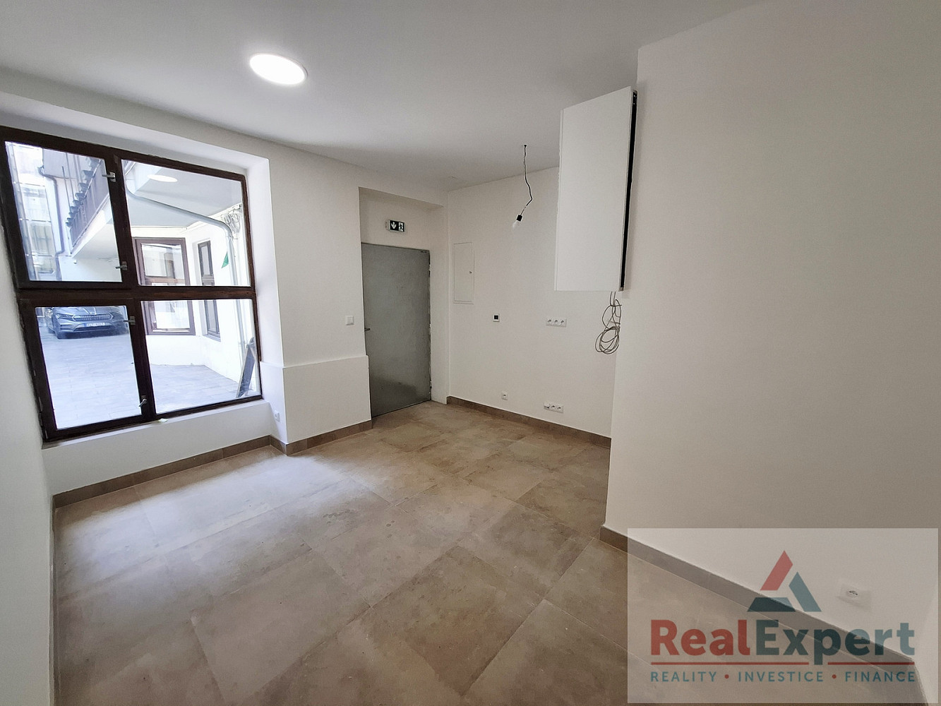 Pronájem obchodních prostor 70 m² — photo 2