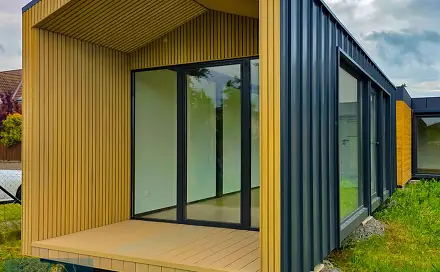 Modulový prefabrikovaný zateplený domek se sedlovou střechou a terasou, Keltská, Zbuzany, okres Praha-západ