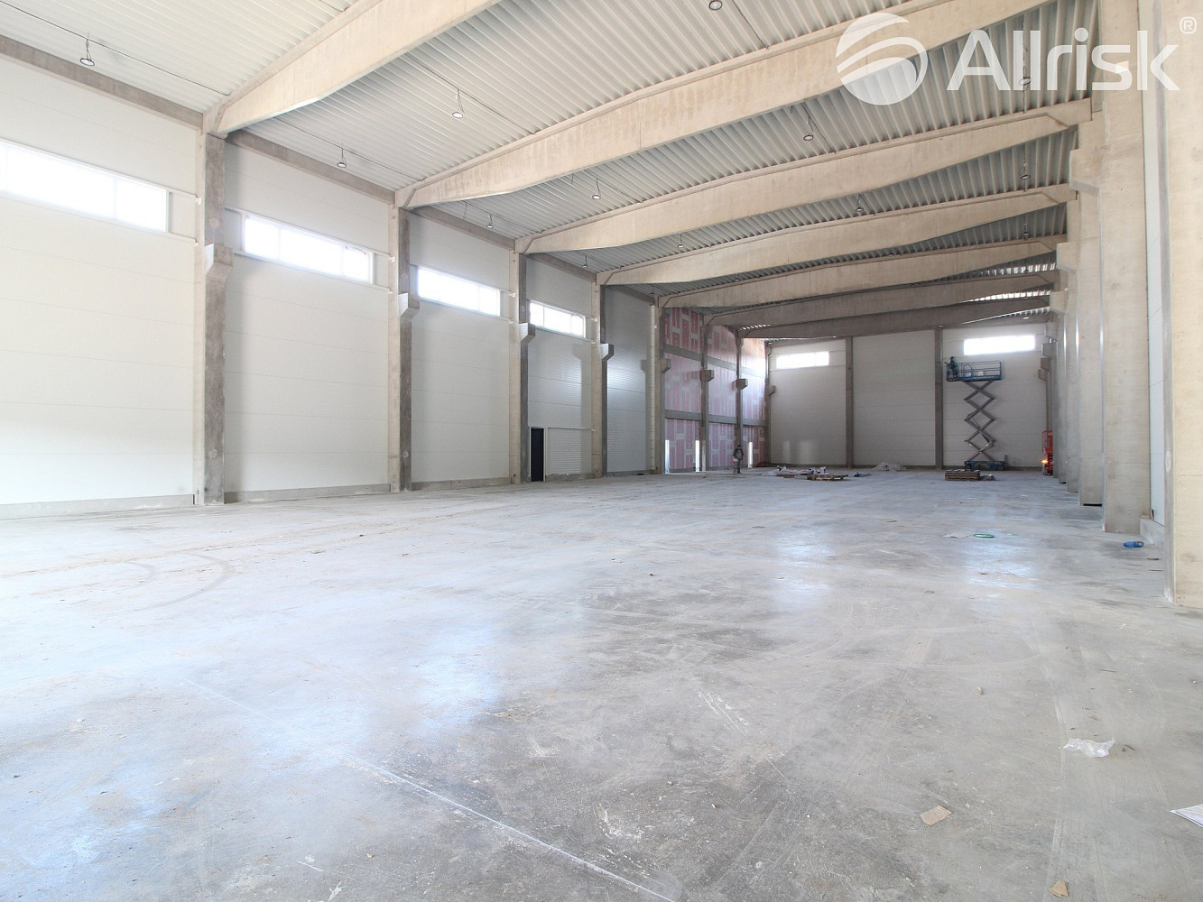 PRONÁJEM NOVOSTAVBY SKLADOVĚ-VÝROBNÍ HALY 1100 m² S TŘÍPODLAŽNÍ PŘÍSTAVBOU 570 m² – pohled 3
