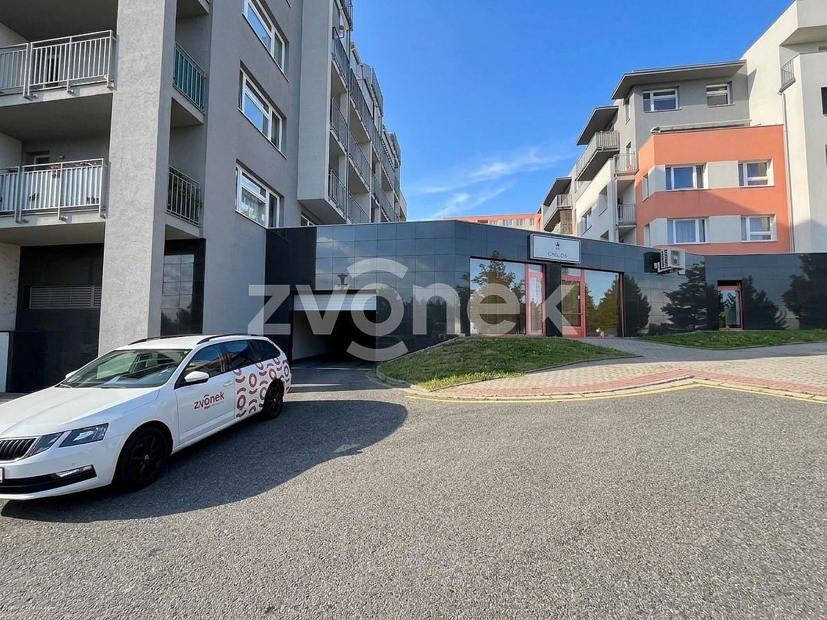 Pronájem garážového stání 18 m2, zlín
