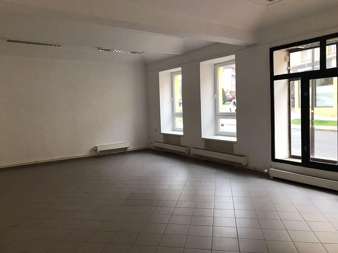 Pronájem obchodních prostor 77 m²