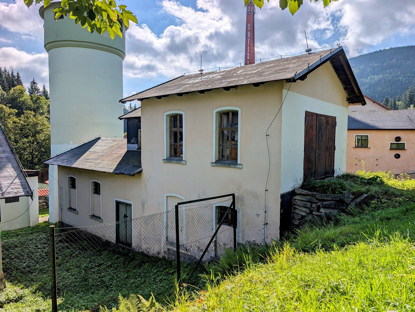 Skladovací prostor - garáž v Kořenově – fotografie 3
