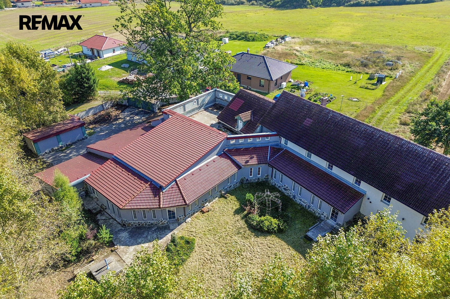 Prodej komerčního objektu (jiného typu) 952 m²
