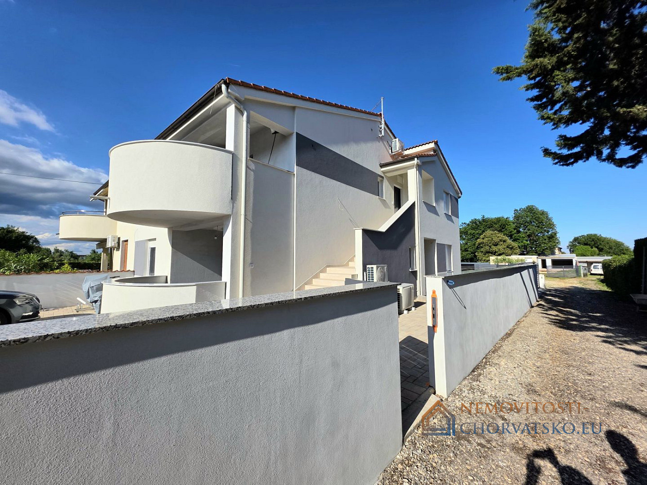 Prodej domu 195 m² s pozemkem 305 m² - Widok 2