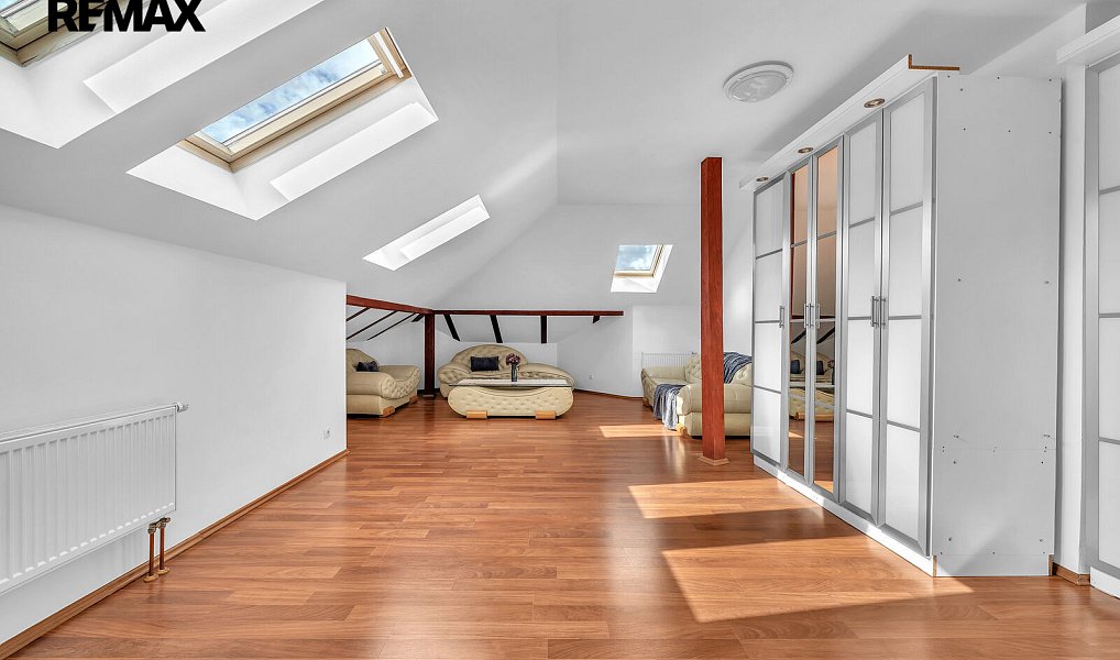 Prodej domu 285 m² s pozemkem 968 m², Šestajovice – náhled fotky 23