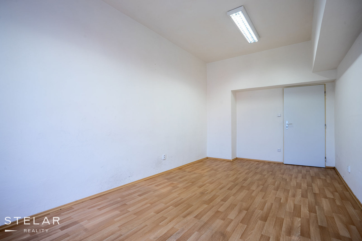 Pronájem kanceláře 328 m² – fotografie 3