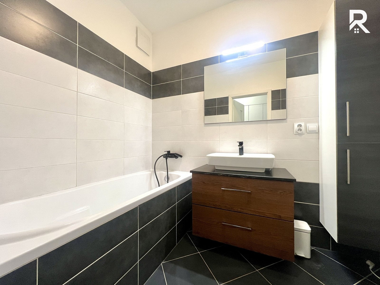 Pronájem bytu 3+kk 58 m² — photo 3