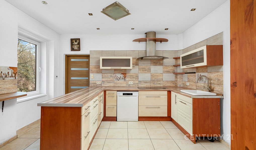 Prodej domu 220 m² s pozemkem 596 m², Oslavany – náhled fotky 2