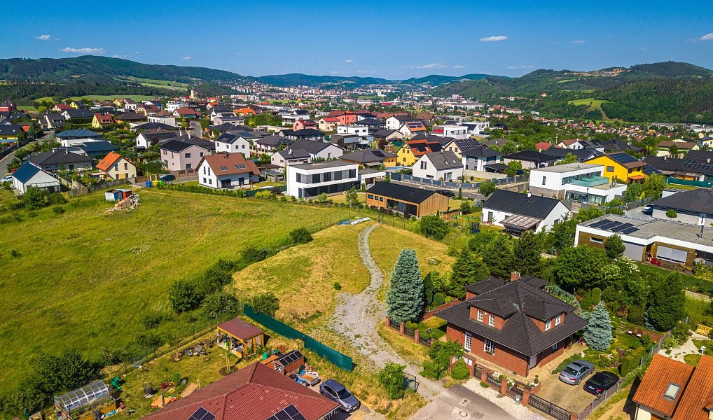 Prodej stavebního pozemku 1 241 m², Králův Dvůr – náhled fotky 3