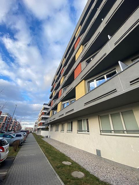Parkovací místo 15m2 v podzemní garáži ul. sazovická p5 zličín kč 1.700 včetně služeb