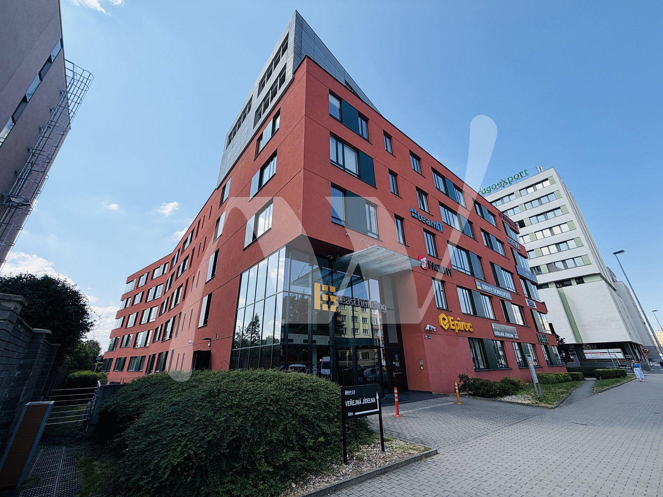 Pronájem kanceláře 707 m²