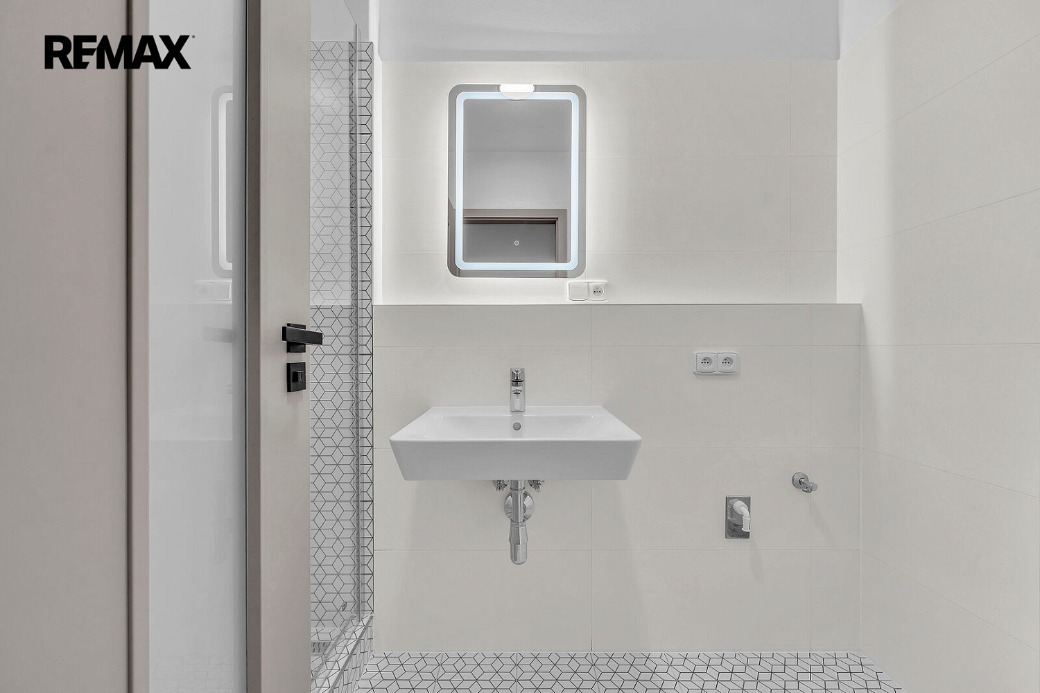 Pronájem bytu 1+kk 24 m² – fotografie 2