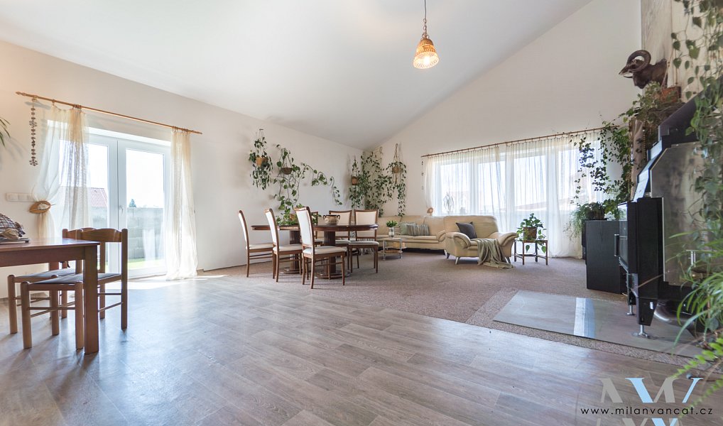 Prodej domu 233 m² s pozemkem 812 m², Zbuzany – náhled fotky 2
