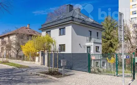Prodej domu 235 m² s pozemkem 812 m², Pod strašnickou vinicí, Praha 10 - Strašnice