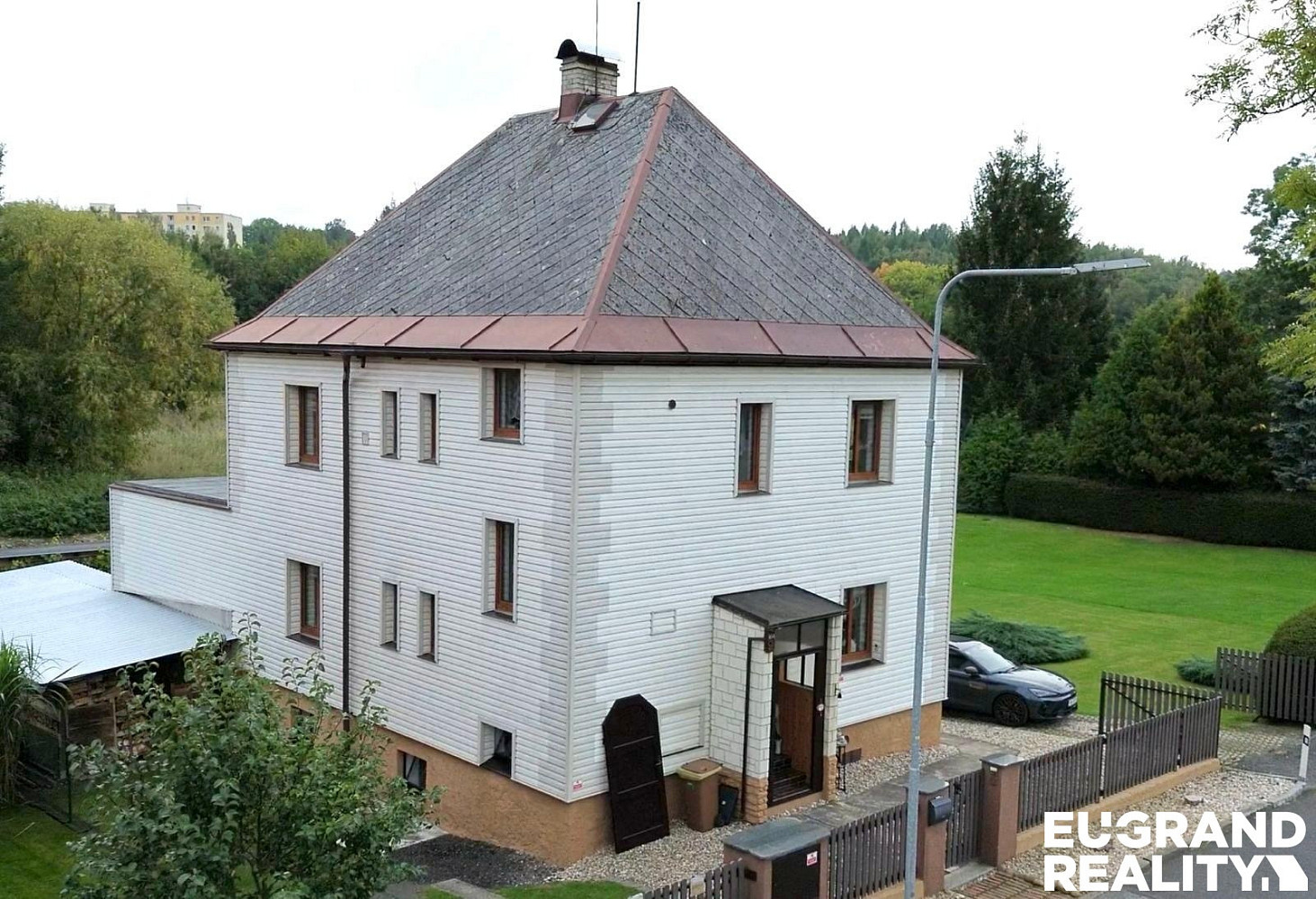 Prodej domu 180 m² s pozemkem 1 272 m²