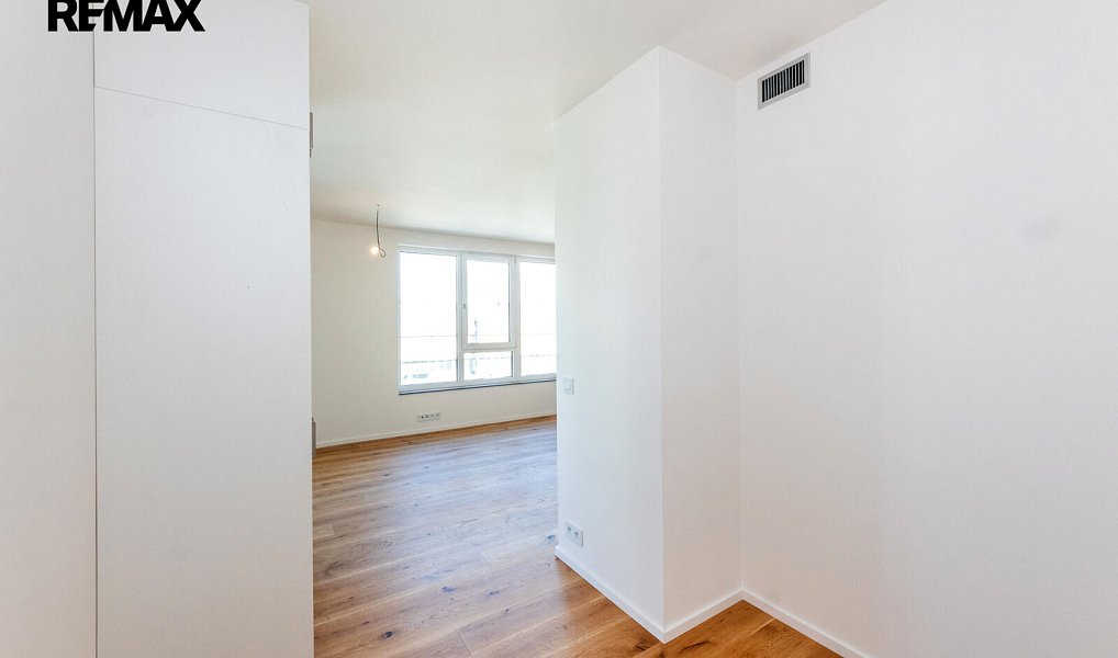Pronájem bytu 1+kk 37 m², Praha – náhled fotky 12