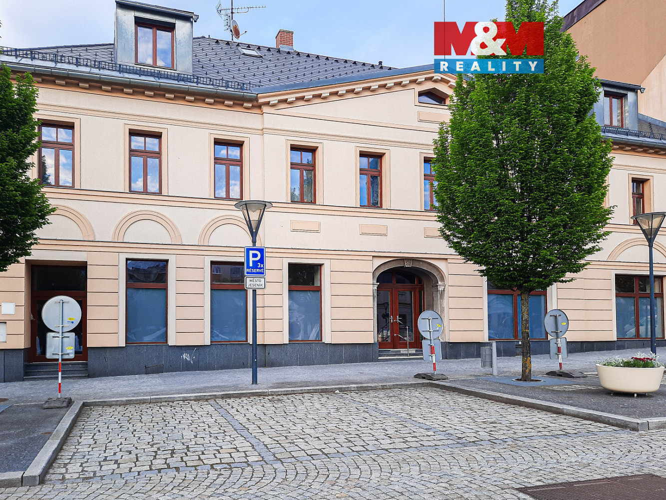 Pronájem obchodních prostor 335 m²