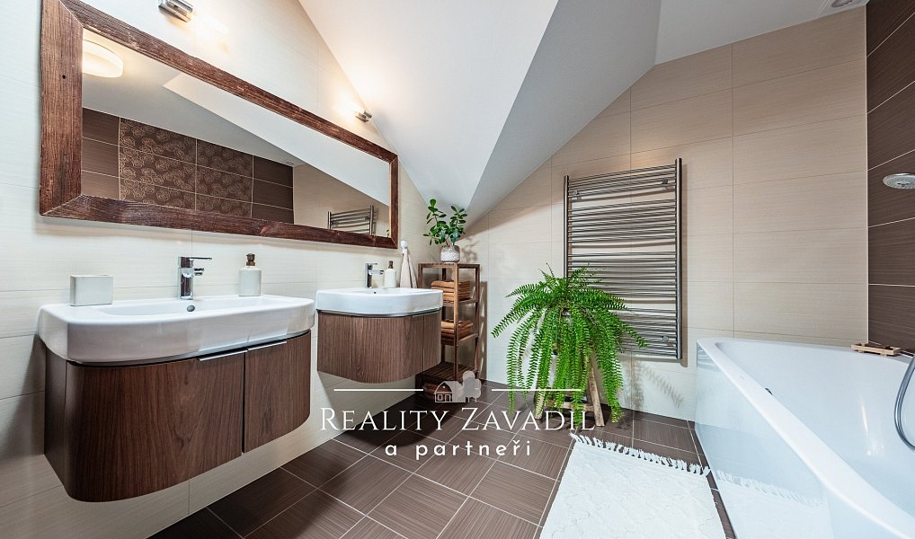 Prodej domu 475 m² s pozemkem 1 627 m², Ráby – náhled fotky 9