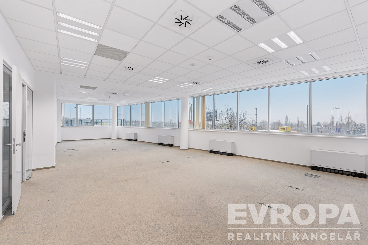 Pronájem kanceláře 956 m² – fotografie 3