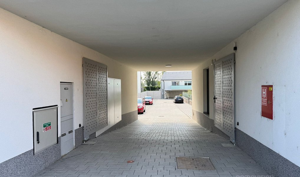 Venkovní, parkovací stání na prodej, 13 m2, ul. Faměrovo náměstí, Brno - Černovice, Brno – náhled fotky 3