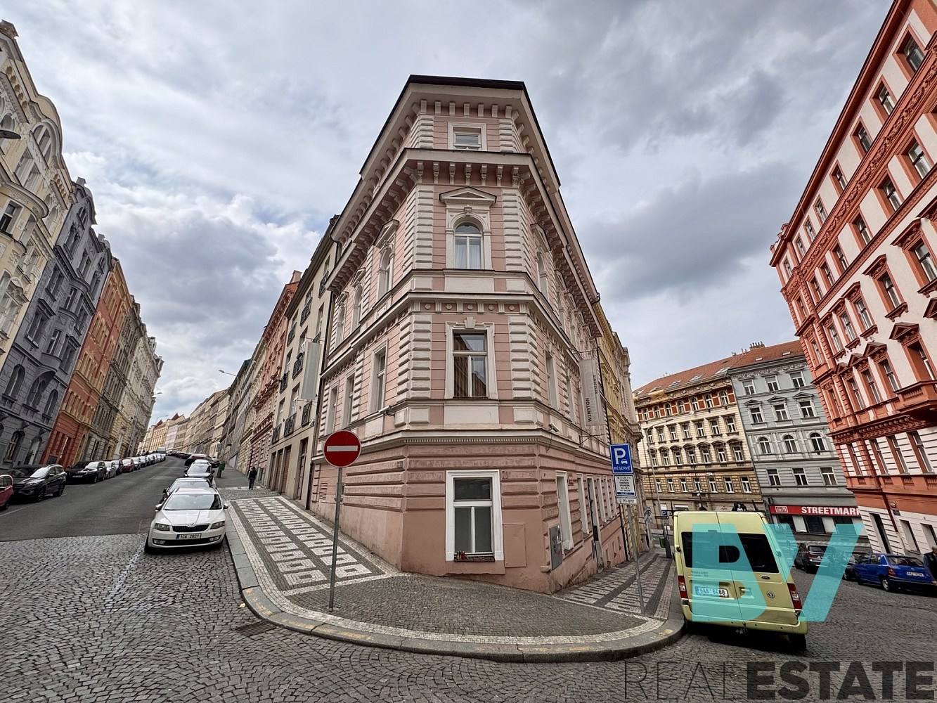 Pronájem garážového stání 12 m2 Orebitská, Praha - Žižkov